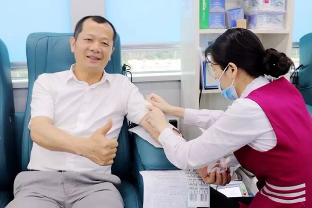 余家红董事长带头献血.jpg 余家红董事长带头献血.jpg