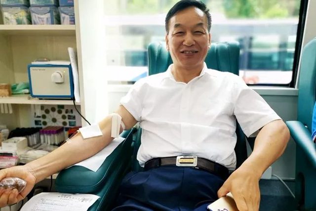 魏承榜副总裁和涂选明副总裁献血.jpg 魏承榜副总裁和涂选明副总裁献血.jpg