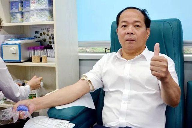 魏承榜副总裁和涂选明副总裁献血1.jpg 魏承榜副总裁和涂选明副总裁献血1.jpg
