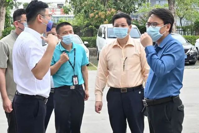 领导们严格遵守红门防疫的相关规定,佩戴好口罩,在出示健康码、行程卡并进行体温监测后,进入红门园区.jpg 领导们严格遵守红门防疫的相关规定,佩戴好口罩,在出示健康码、行程卡并进行体温监测后,进入红门园区.jpg