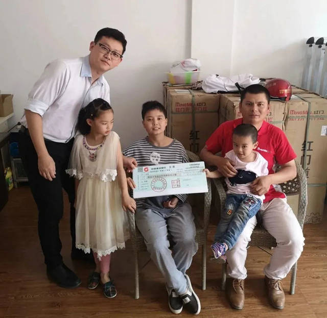 红门,用爱点亮希望.jpg 红门,用爱点亮希望.jpg