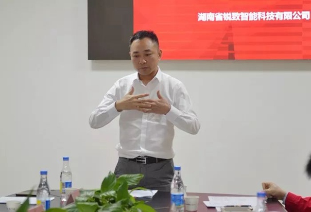 张水彬总经理发表讲话.jpg