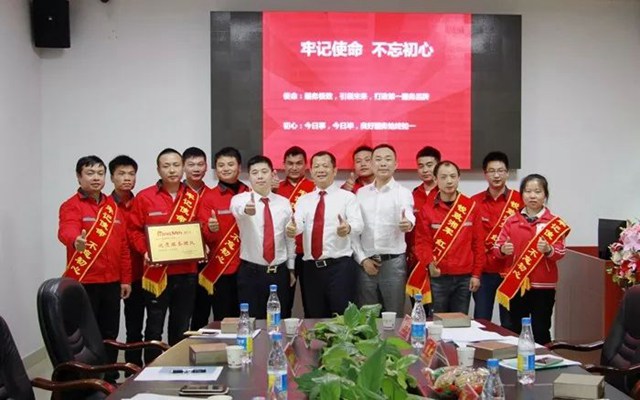 获奖团队与领导合影.jpg