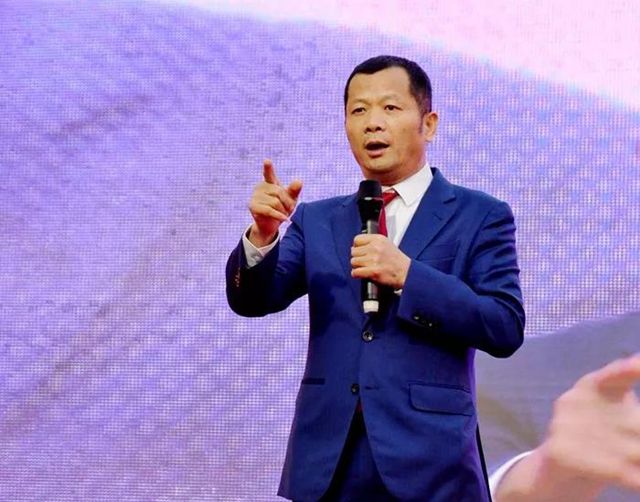 董事长余家红先生上台讲话.jpg