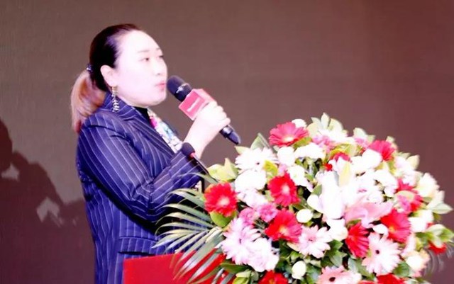 红门智能谭丽华副总经理揭晓“2018年度红门智能灯塔项目奖”.jpg