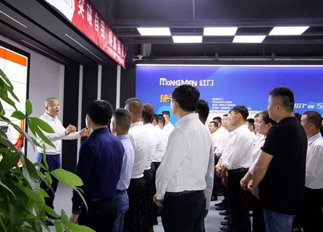 董事长余家红先生讲话.jpg