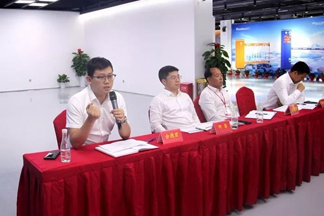 余德君总监对每组表现作点评.jpg