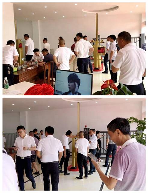 络绎不绝的参观者.jpg
