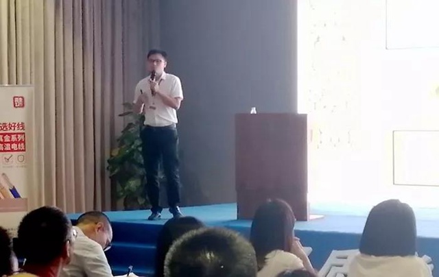 研发部标准化工程师吴怡锋介绍产品.jpg