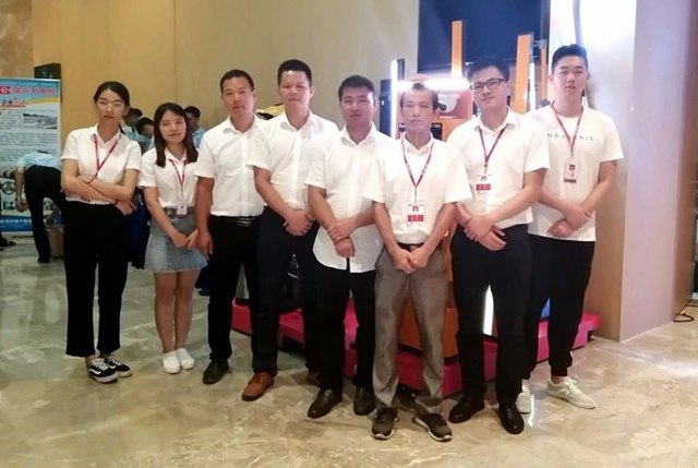 工作人员合影.jpg