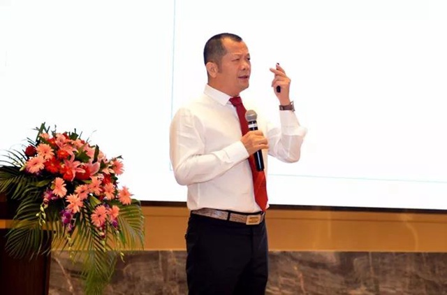余家红董事长上台发表重要讲话.jpg