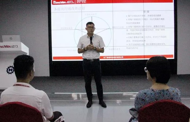 余总监发表讲话.jpg