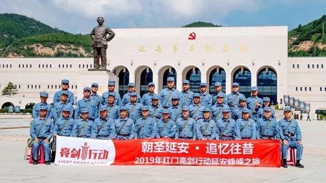 延安革命纪念馆合影.jpg