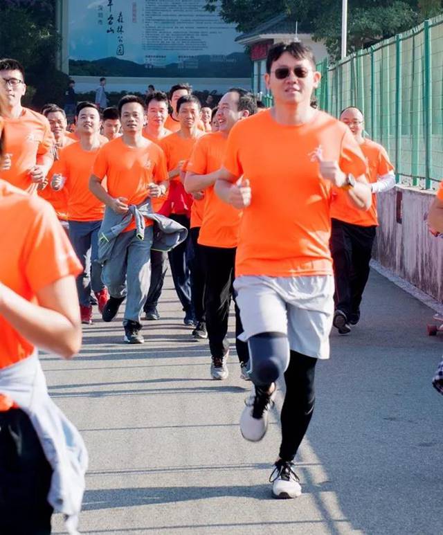 参赛队员们出发啦！冲起来～2.jpg