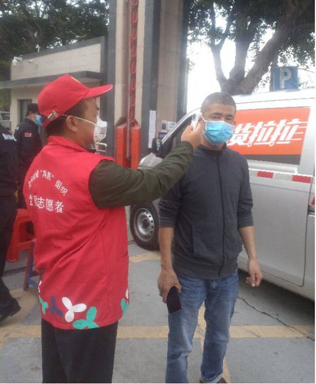 协助保安队对进入人员测量体温.jpg