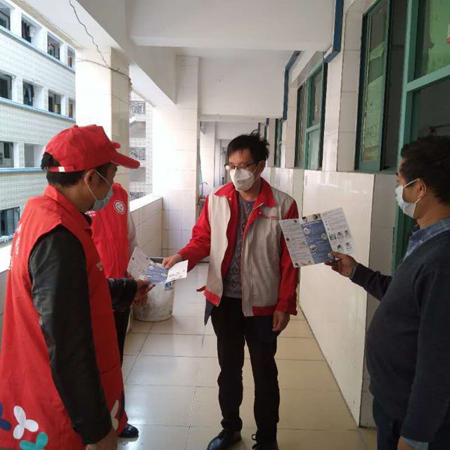 在宿舍向留厂员工发放防疫宣传资料.jpg