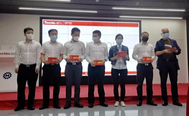 何菲总裁为获奖小组颁奖.jpg