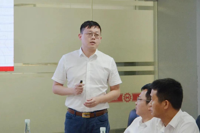 副总裁余德君作营销中心上半年工作汇报.jpg