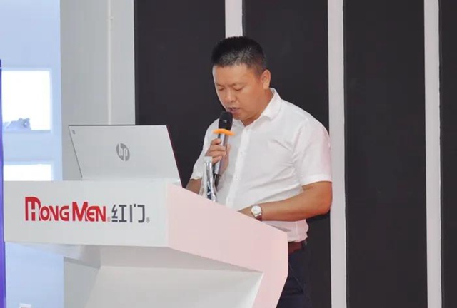 工会副主席李军上台宣读表彰“三八红旗手”的决定.jpg 工会副主席李军上台宣读表彰“三八红旗手”的决定.jpg