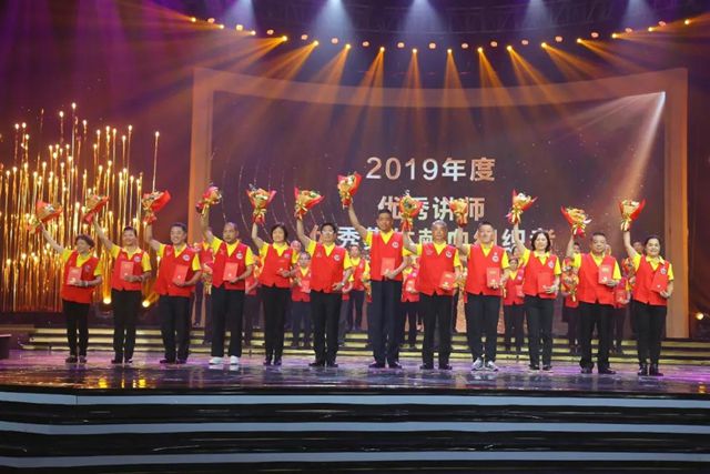 红门工会主席肖治富上台领奖.jpg