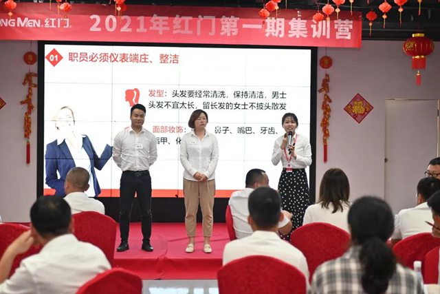 市场部经理陈潘作商务礼仪知识讲解.jpg