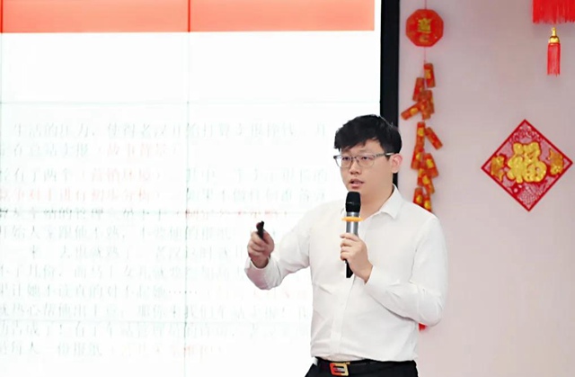 余德君副总裁作市场营销推广讲解.jpg