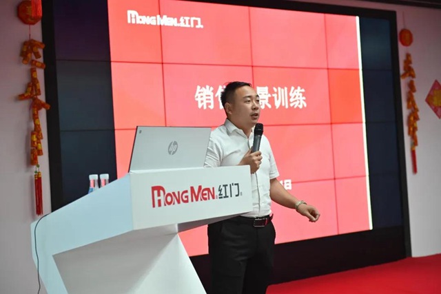 深圳战区张连启带领大家作销售情景训练.jpg