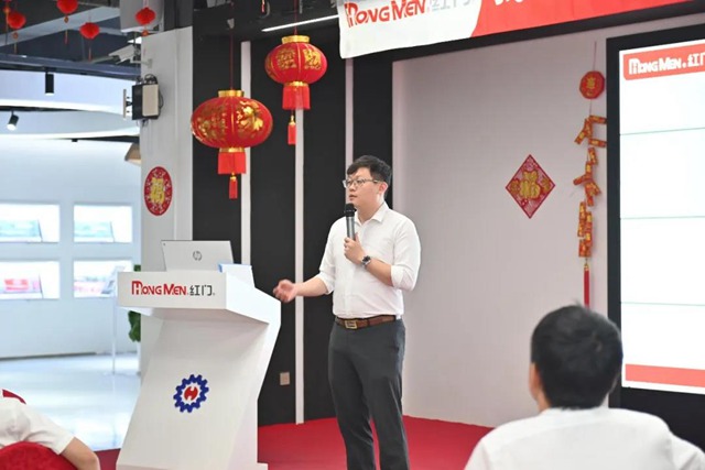 余德君副总裁作市场营销推广讲解.jpg