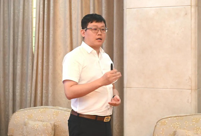 余德君副总裁作企业介绍.jpg