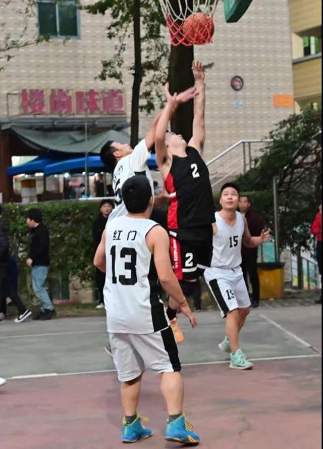 既是力量、速度和技巧的比拼，也是战术与默契配合度的考验1.jpg