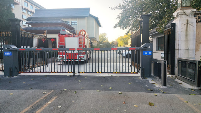 钓鱼台国宾馆，红门K300轻型空降门+人行通道闸效果.jpg