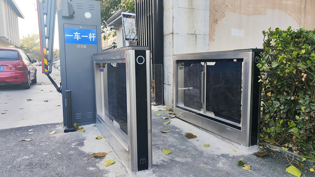  钓鱼台国宾馆，红门K300轻型空降门+人行通道闸效果 (2).jpg